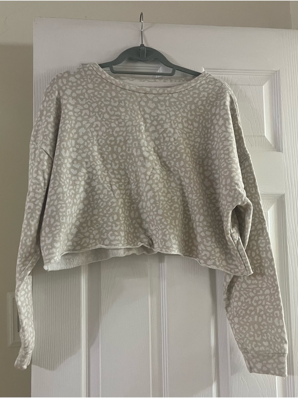 Colsie Cropped Leopard-Print Sweatshirt in Light Beige and White